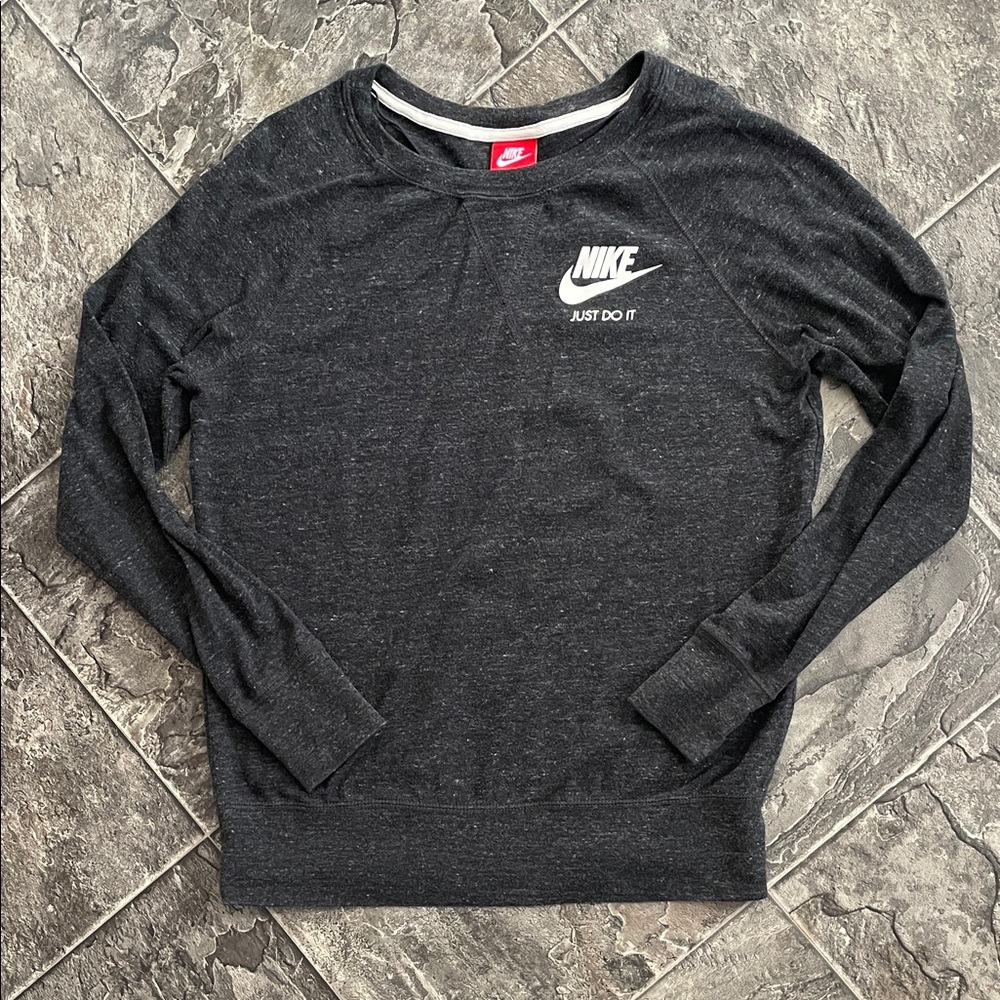 NIKE Women’s Dark Heather Gray Soft Crewneck Sporty Athleisure Gymrat Sweater